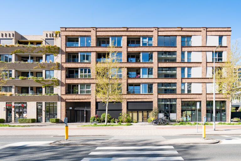 Straatbeeld Oud-West Amsterdam met te-koop-bord