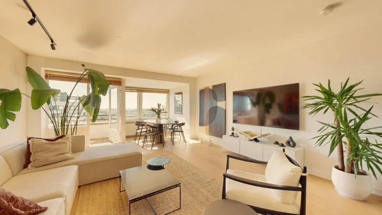 Lichte woonkamer met planten en grote ramen