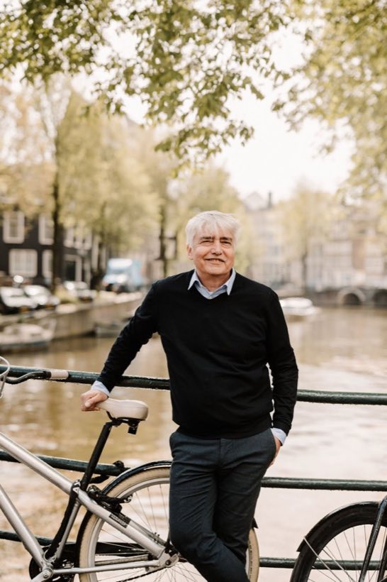 Erik buiten aan de gracht in Amsterdam