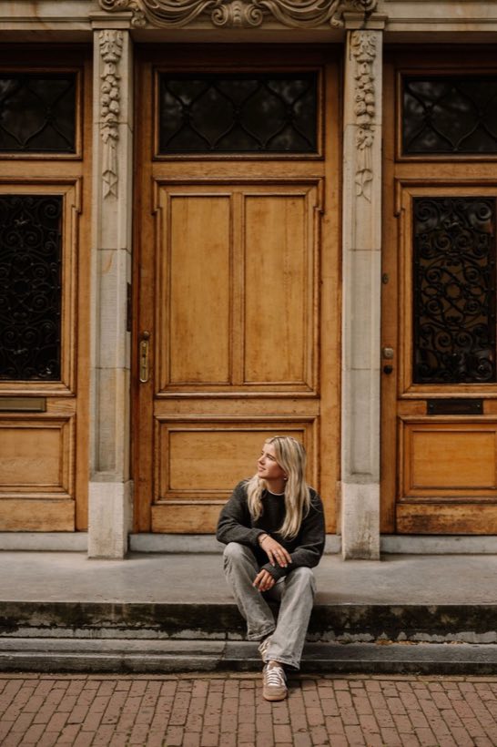 Lisa buiten bij een Amsterdams pand