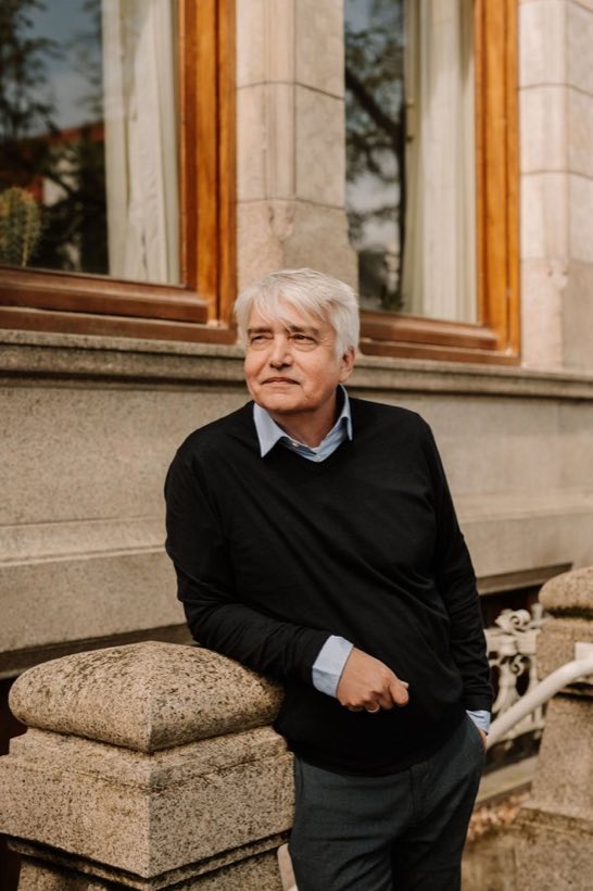 Erik van Makelaar in Amsterdam bij een Amsterdams pand