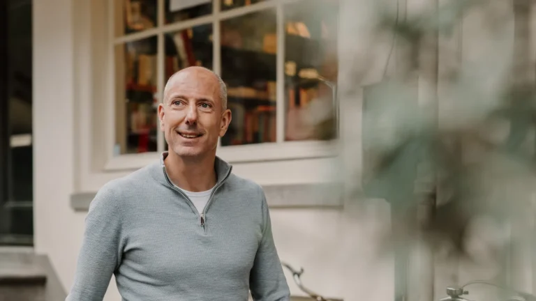 Micha van den Bergh, makelaar in Amsterdam, op straat